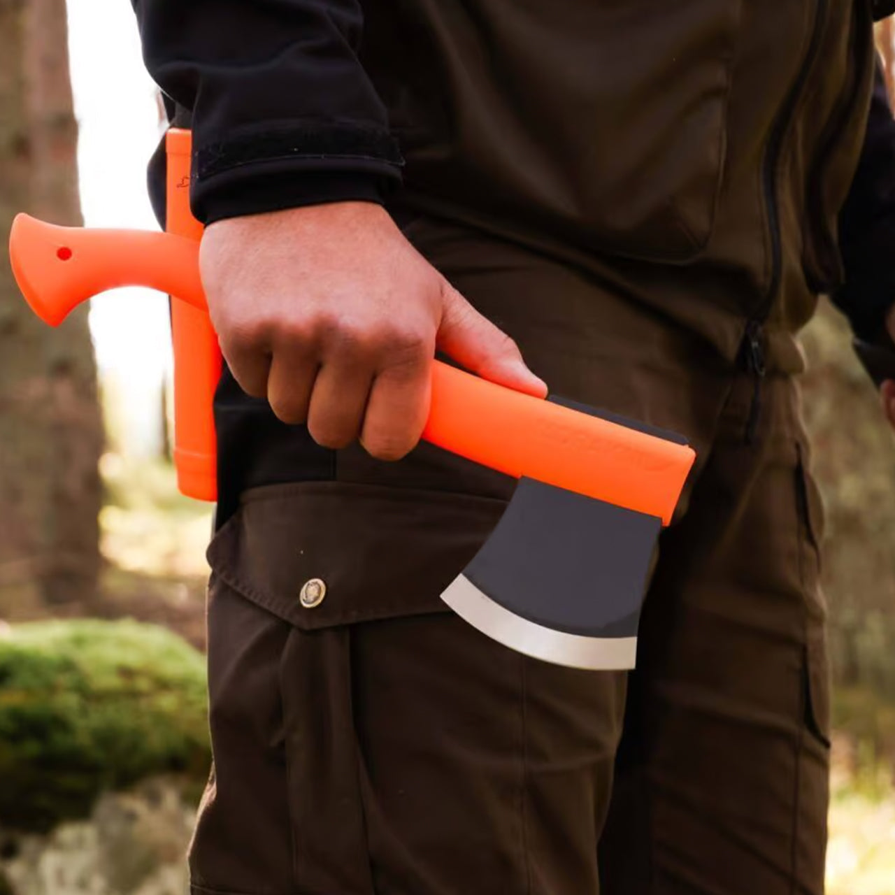 Hacha ligera Morakniv Lightweight Axe en acero de boro y mango de polímero