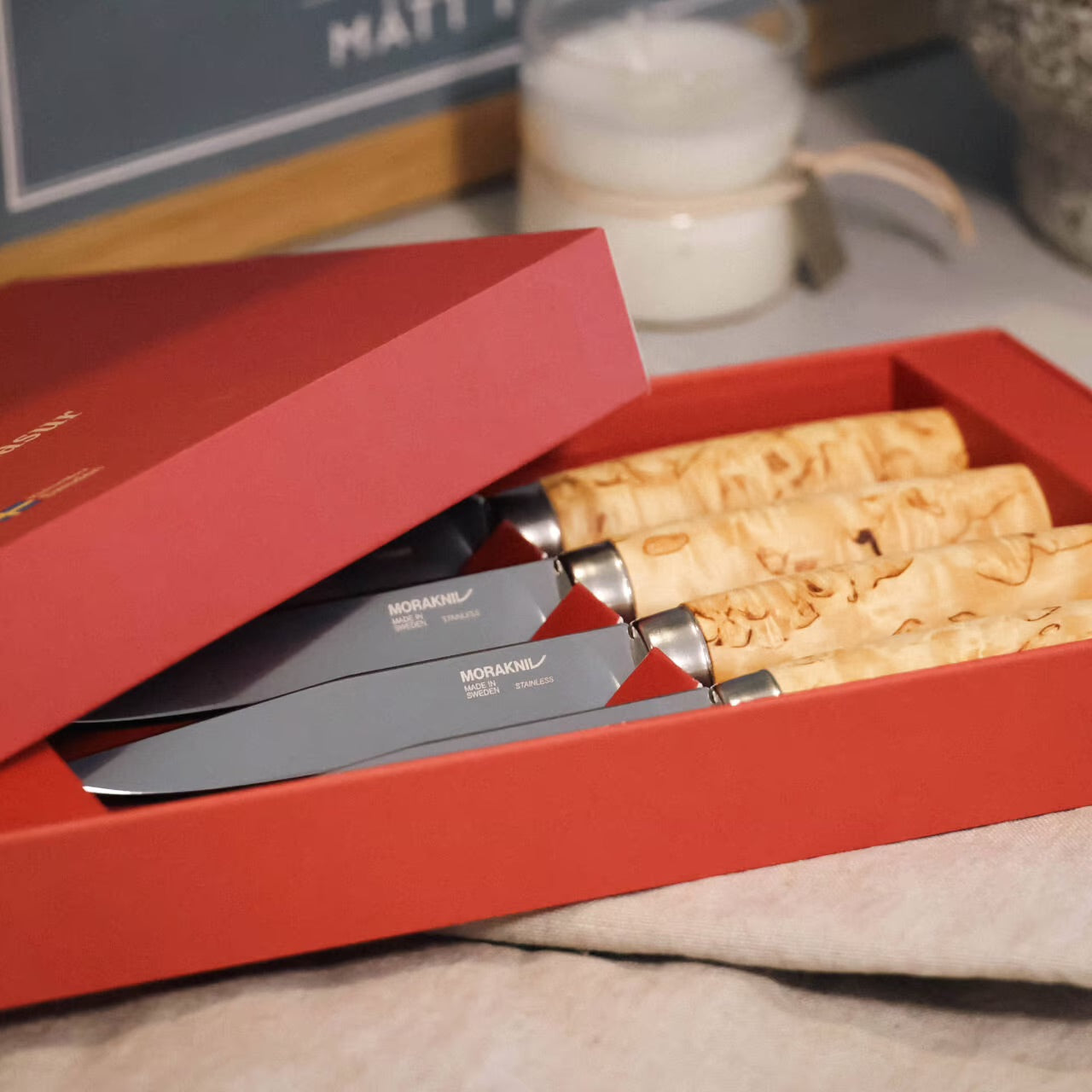 Set de 4 cuchillos de steak Morakniv Masur en acero inoxidable con mango de abedul curvado