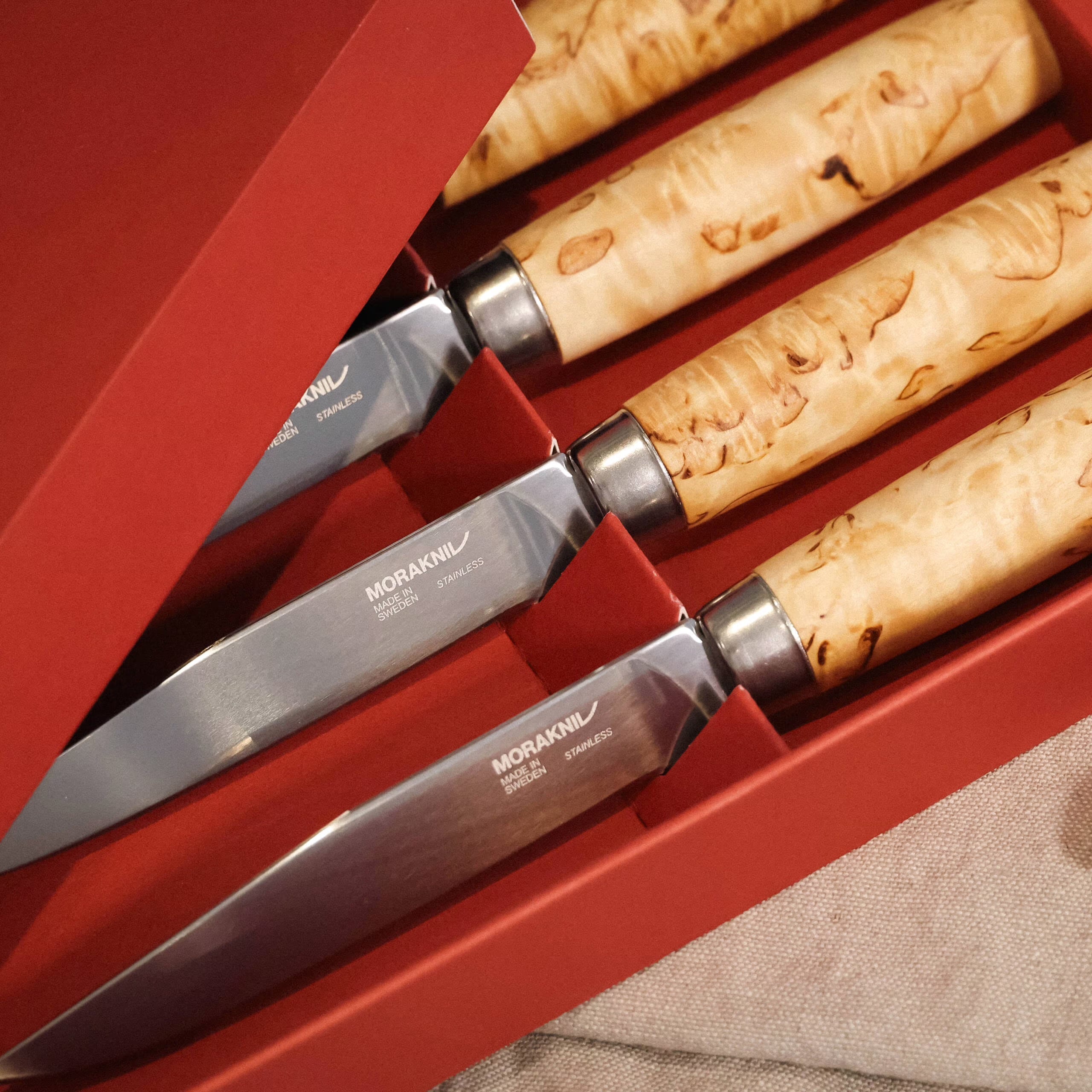 Set de 4 cuchillos de steak Morakniv Masur en acero inoxidable con mango de abedul curvado